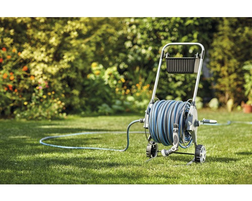 Chariot de tuyau d''arrosage avec tuyau dans le jardin