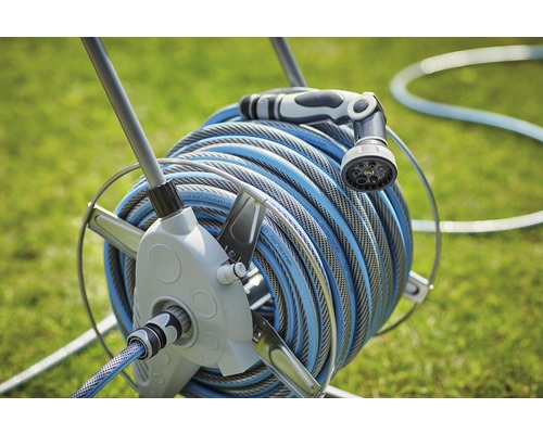 Enrouleur avec tuyau d''arrosage et buse de pulvérisation dans le jardin