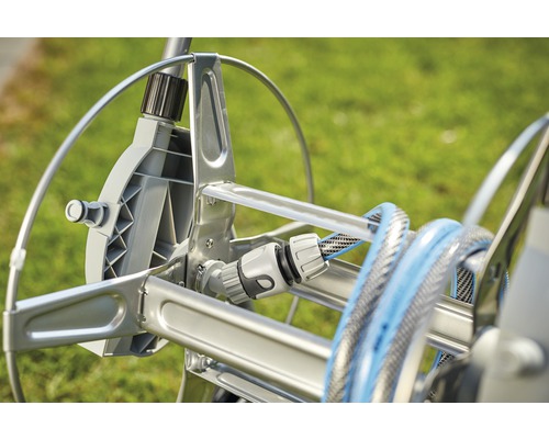 Tuyau d''arrosage sur dévidoir