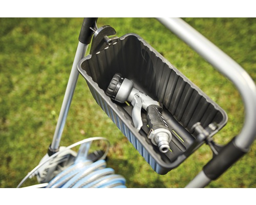 Chariot à tuyau d''arrosage avec pistolet d''arrosage dans le compartiment de rangement