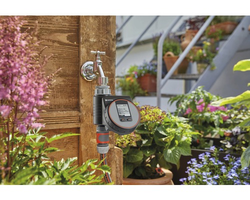 Robinet Gardena avec programmateur d''arrosage dans le jardin
