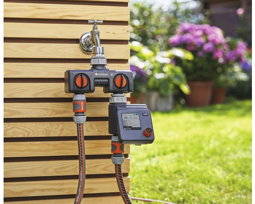 Distributeur d''eau Gardena avec programmateur d''arrosage monté sur le robinet