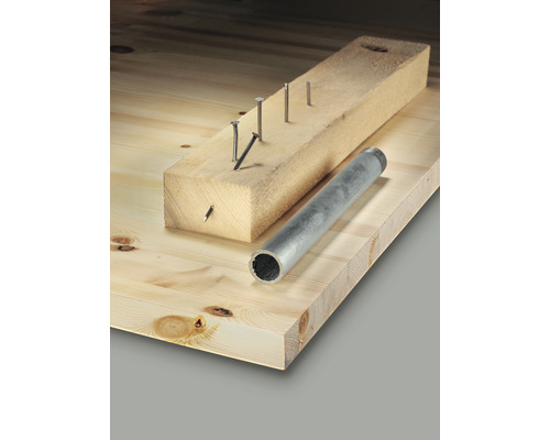 Planche en bois avec des clous dans un morceau de bois et un tube