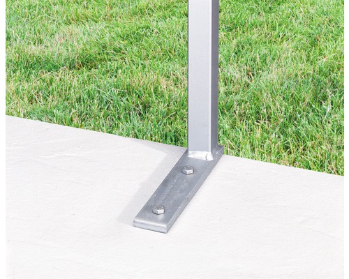 Befestigungspfosten aus Metall mit Schrauben auf Beton