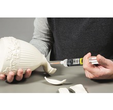 Réparer un vase cassé avec de la colle