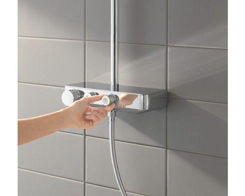 Robinet de douche apparent avec commande manuelle dans la salle de bain.