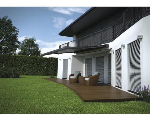 Hausansicht mit Markise, Terrasse und Gartenmöbeln