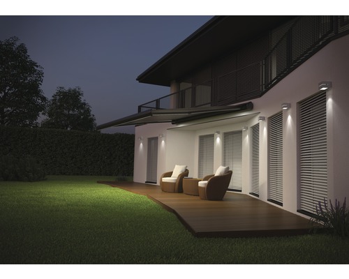 Haus mit Markise, Terrasse, Garten und Aussenbeleuchtung