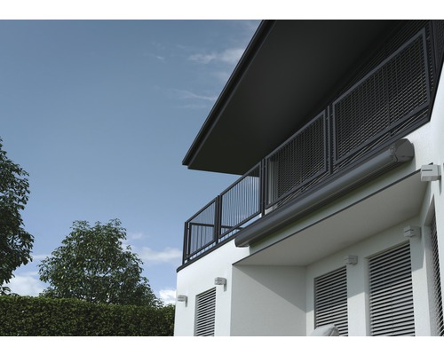 Gebäudeansicht mit Balkon und Rollladenkasten