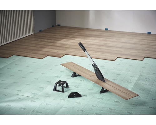 Coupe-laminé en utilisation sur une sous-couche isolante avec un sol stratifié dans la pièce