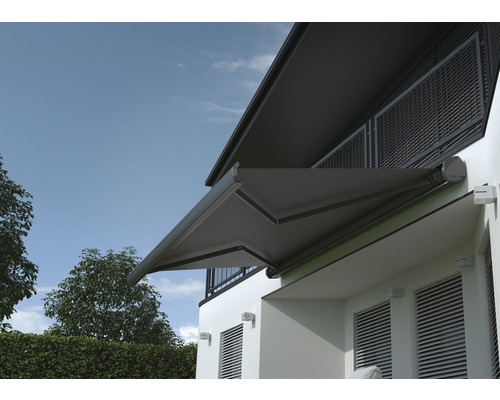 Ausgefahrene Gelenkarmmarkise am Haus