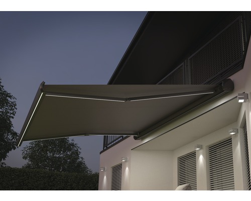 Ausgefahrene Gelenkarmmarkise mit Beleuchtung an Hauswand