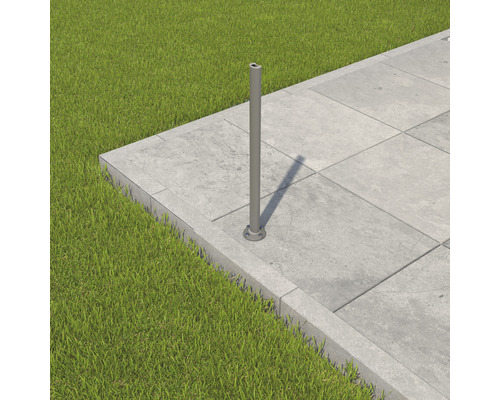 Poteau sur une surface pavée à côté de la pelouse