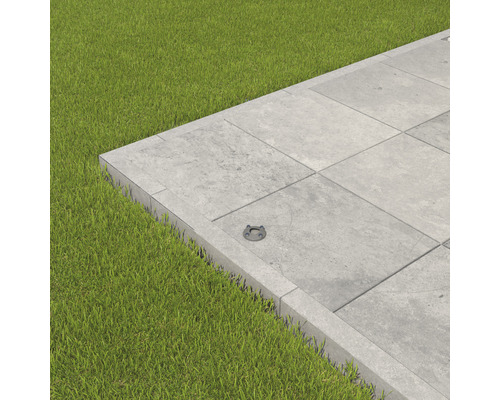 Dalles de terrasse grises avec gazon et spot au sol