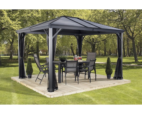 Pavillon avec table et chaises dans le jardin