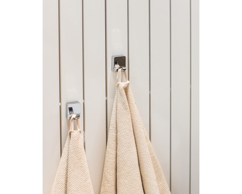 Serviettes suspendues à des patères