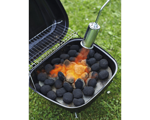 Barbecue avec allume-charbon de bois allumant du charbon de bois