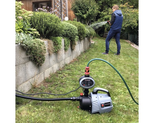 Arrosage du jardin avec une station de pompage domestique dans le jardin