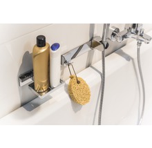 Badezimmer mit Badewannenarmatur, Ablage für Shampoo und Badeschwamm