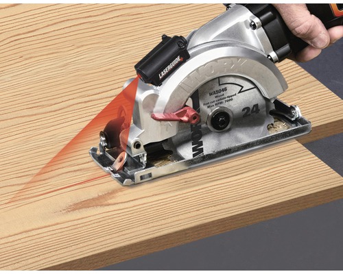 Scie circulaire avec guidage laser coupe une planche de bois