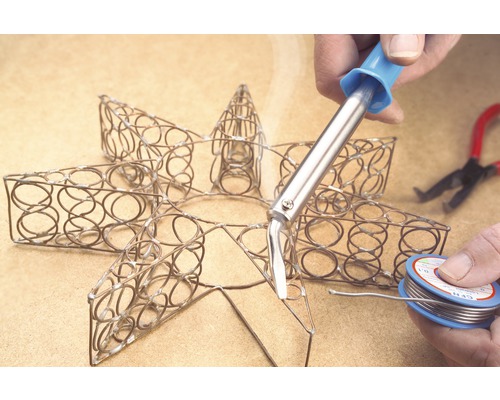Löten eines Sterns aus Metalldraht mit einem Lötkolben
