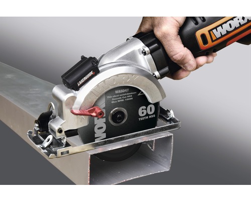 Scie circulaire portative WORX coupant un morceau de métal.