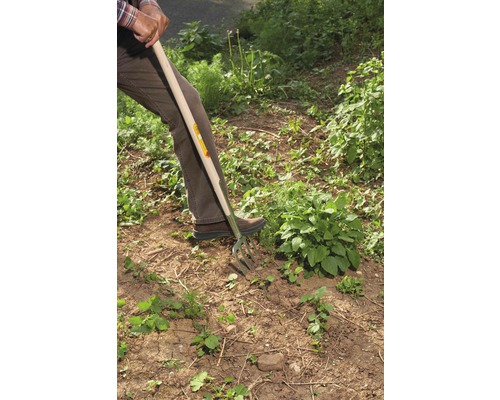 Jardinage avec une fourche-bêche dans le jardin