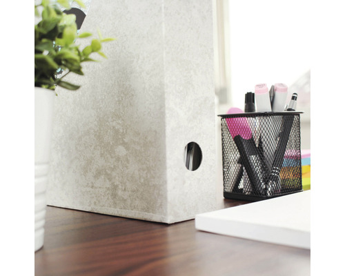 Classeur, pot à crayons et fournitures de bureau sur un bureau