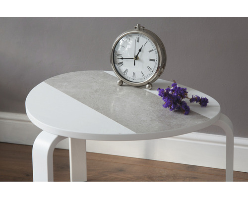 Table d''appoint ronde avec horloge et décoration