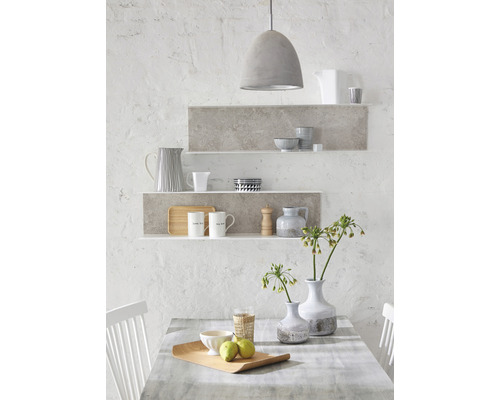 Cuisine lumineuse avec étagères, vaisselle et table