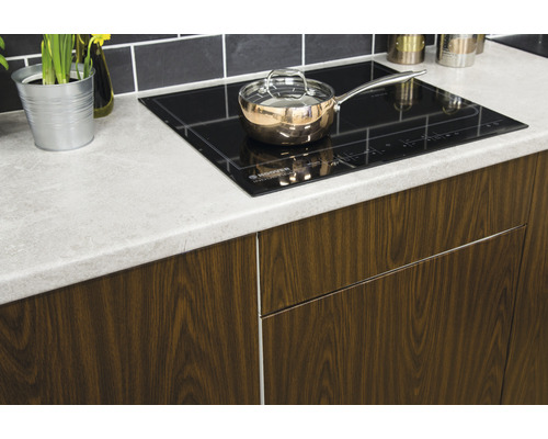 Scène de cuisine avec plan de travail, plaque à induction et casserole