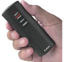 Une main tient une télécommande noire Eurom pour un appareil de chauffage.