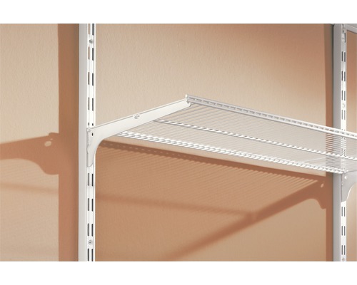 Vue détaillée d''un système d''étagères blanc avec support mural et fond en fil métallique