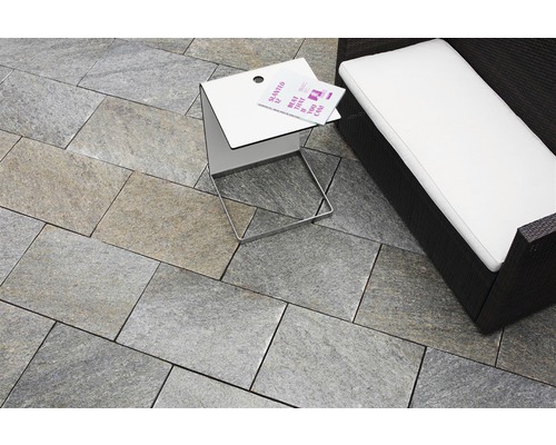 Aménagement extérieur avec dalles de sol, table d''appoint et banc