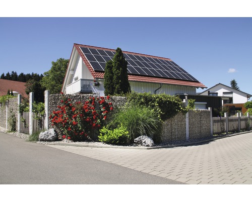 Einfamilienhaus mit Solaranlage und Gabionenzaun