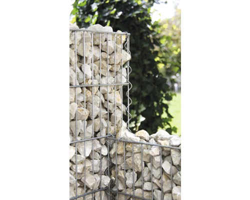 Gabionenwand gefüllt mit Steinen im Garten