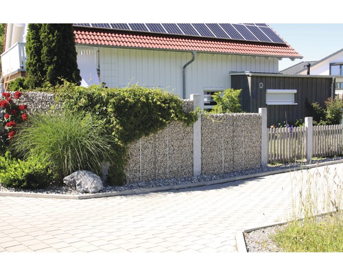 Gabionenzaun mit Bepflanzung und Holzzaun neben einem Haus