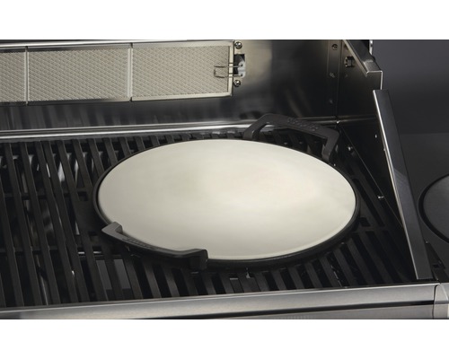 Rehausseur de four à pizza sur une grille de barbecue