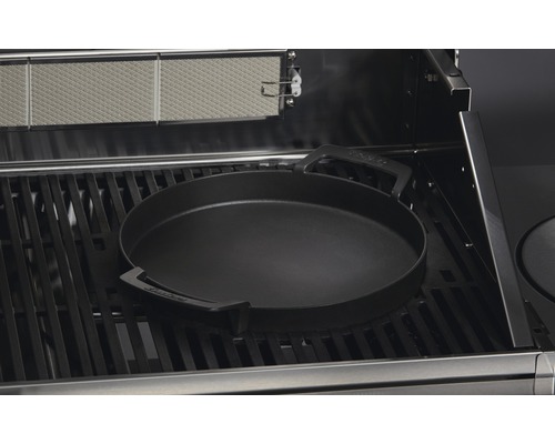 Plaque de cuisson en fonte sur une grille de barbecue