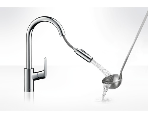 Küchenarmatur mit herausziehbarer Brause und Wasserstrahl in einer Schöpfkelle