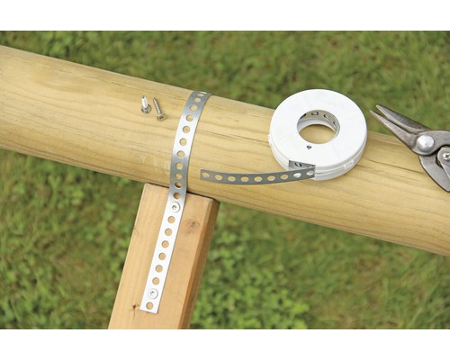 Lochbandrolle mit Schrauben und Blechschere auf Holzpfosten