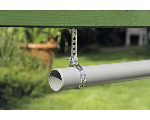 Abwasserrohr mit Rohrbefestigung aus Metall unter Holzbalken