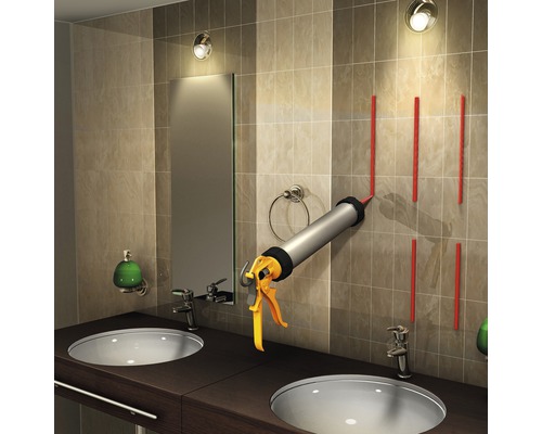 Salle de bains avec lavabos, carrelage et pistolet à calfeutrer en cours d''utilisation