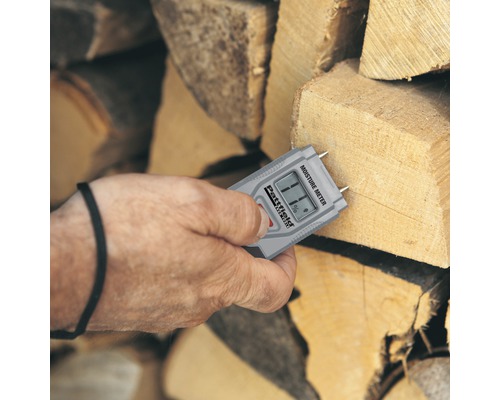 Feuchtigkeitsmessgerät bei der Messung von Holzfeuchtigkeit