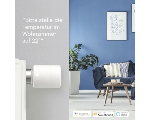 Raumszene mit Heizkörperthermostat zur Temperaturregelung im Wohnzimmer