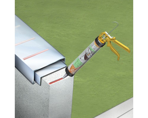 Photo extérieure d''une cartouche de mastic avec pistolet à cartouche, scellant un joint entre un mur en béton et une tôle.