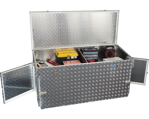 Geöffnete Werkzeugkiste aus Aluminium mit Werkzeugen