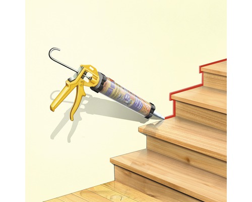 Pistolet à calfeutrer appliquant du mastic sur un escalier en bois