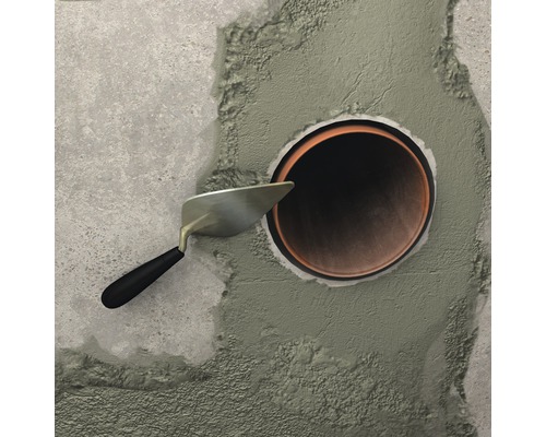 Truelle de maçon et tuyau d''évacuation dans le béton