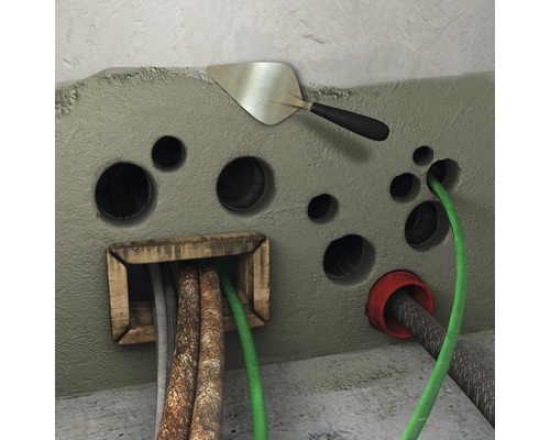 Réparation d''un mur avec des câbles lissés au couteau à mastic